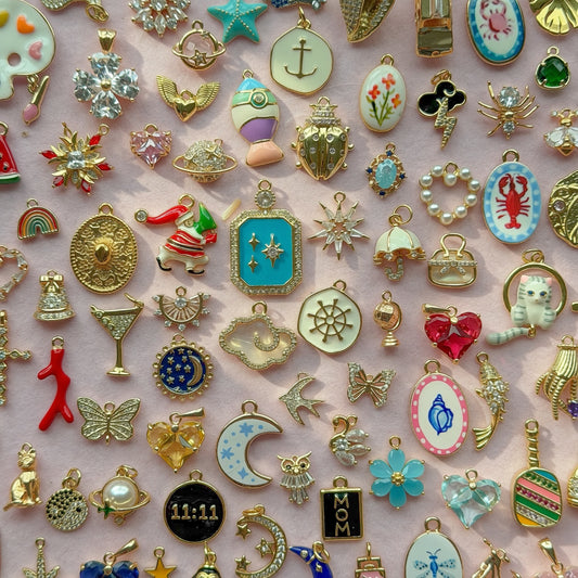 5 MYSTERY CHARMS