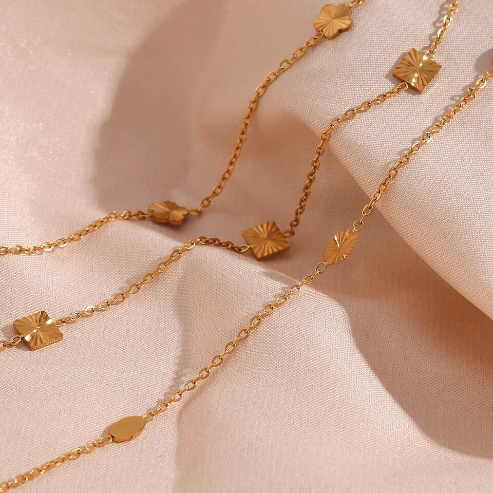 SHE'S CLASSY FLOWER BRACELET