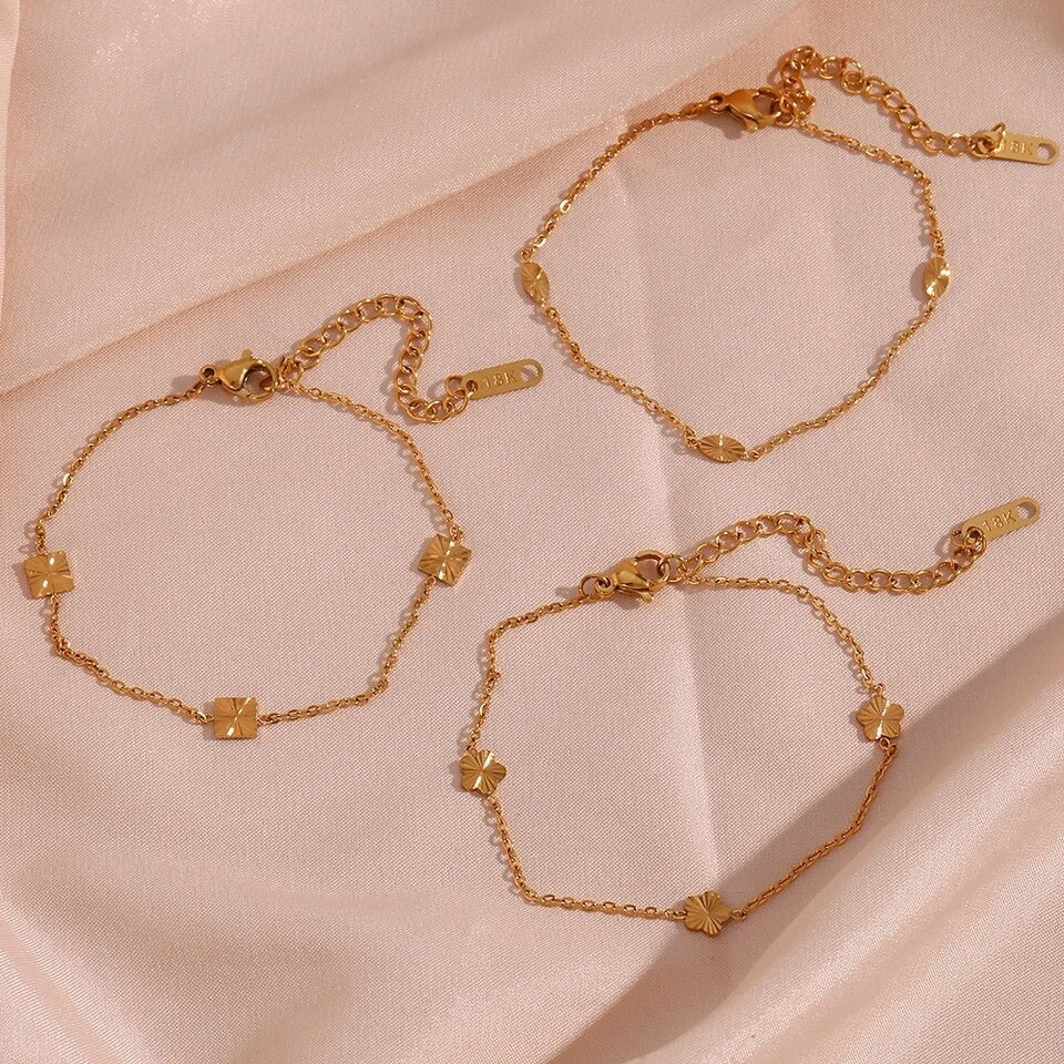 SHE'S CLASSY FLOWER BRACELET
