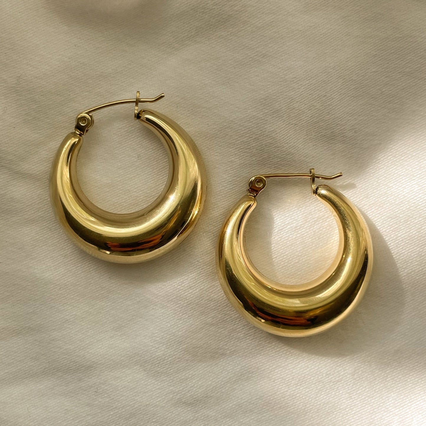 GOLD SIMPLE HOOPS