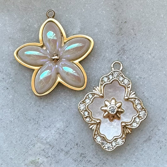 FLORAL PEARL CHARM