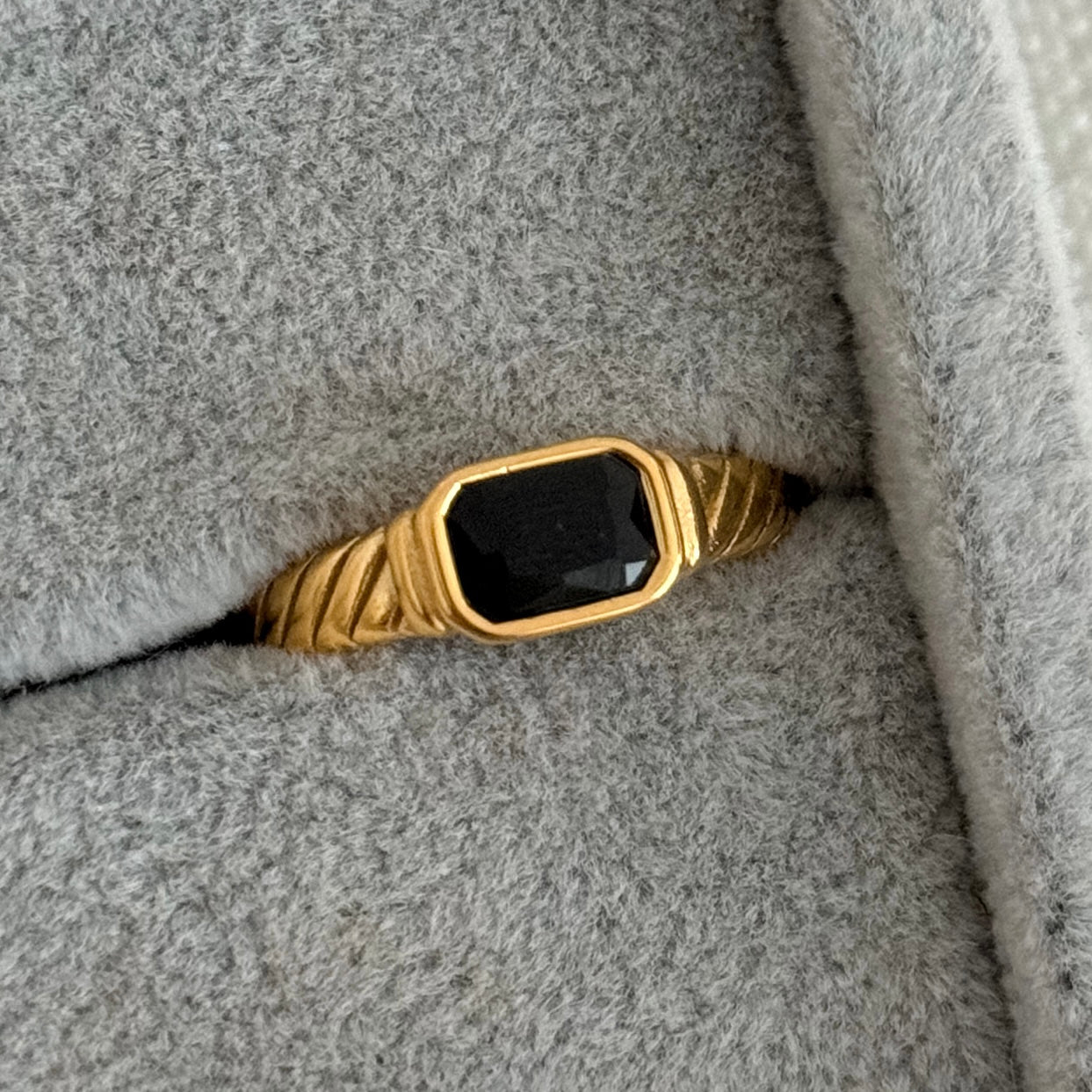 BLACK GEM RING