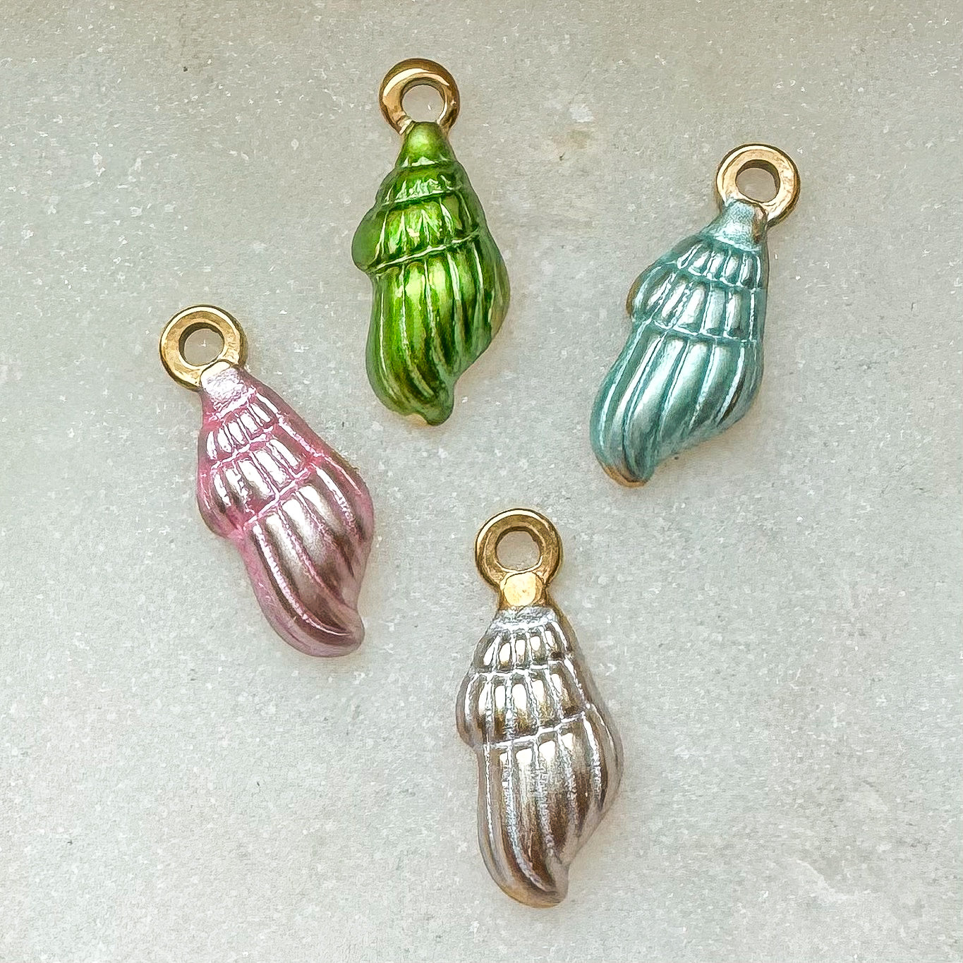 COLORFUL SHELL CHARM