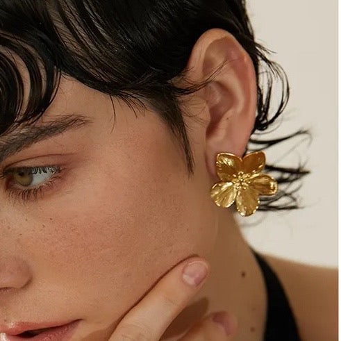 GOLD FLOWER STUDS