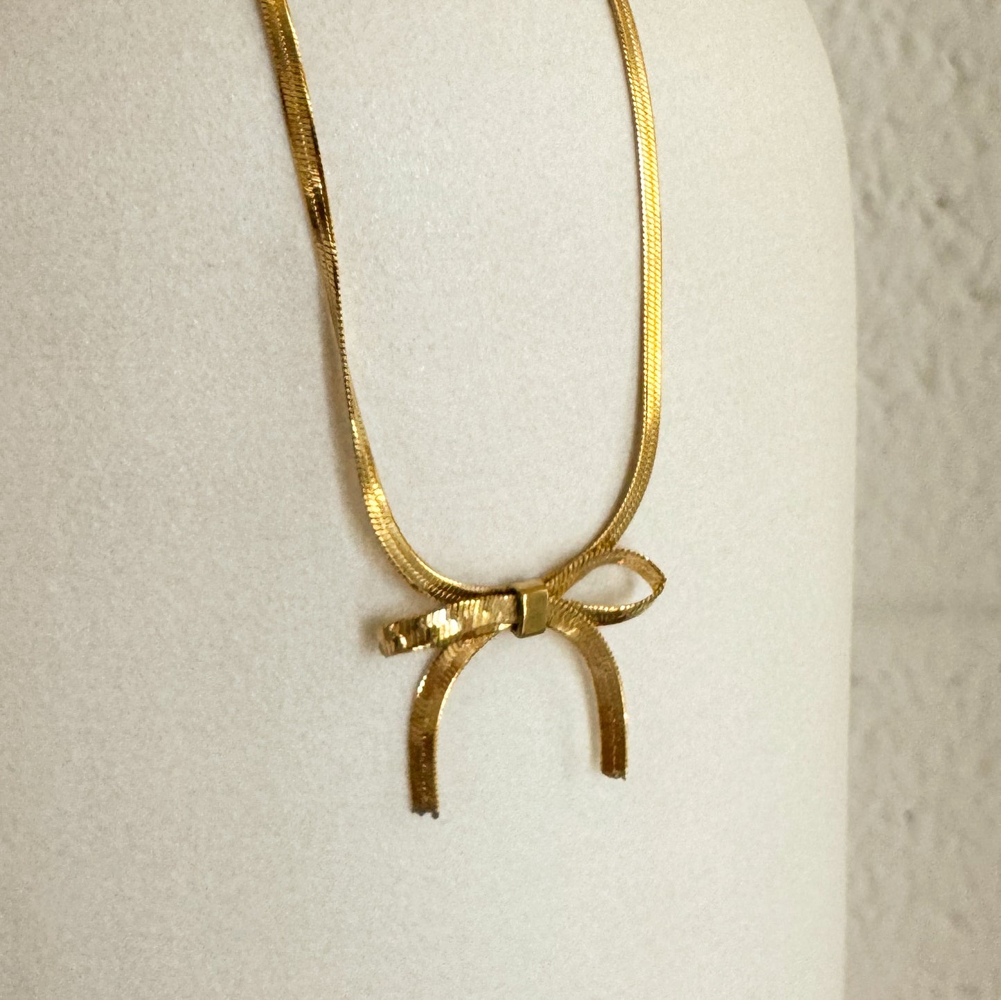 BOW CHOKER NECKLACE