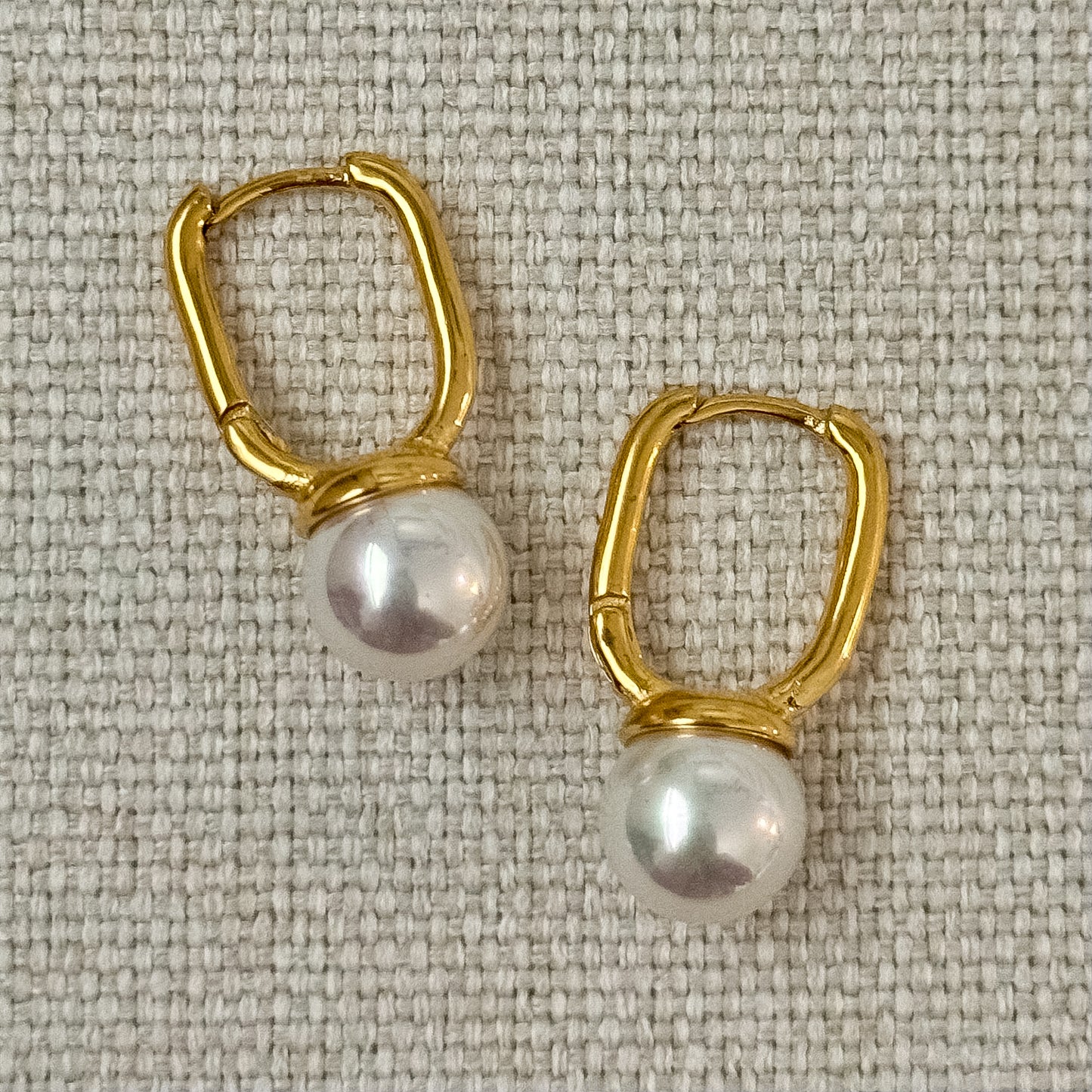 OVAL PEARL HOOP EARRINGS