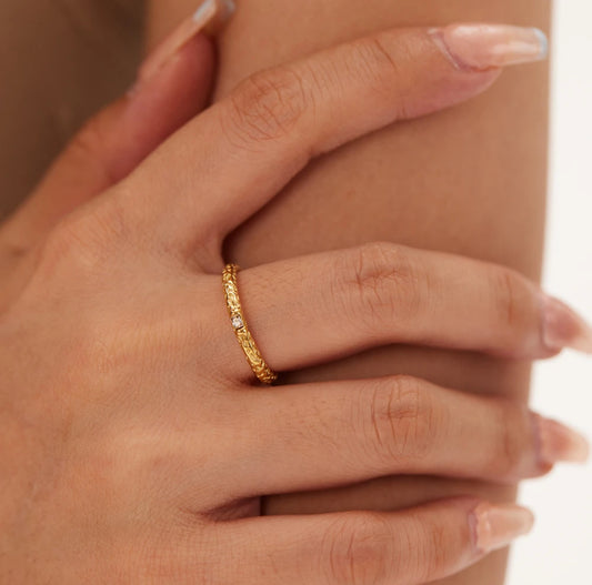 HAMMERED DAINTY RING