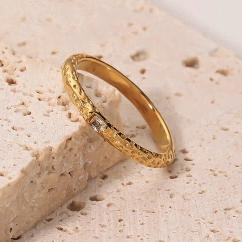 HAMMERED DAINTY RING