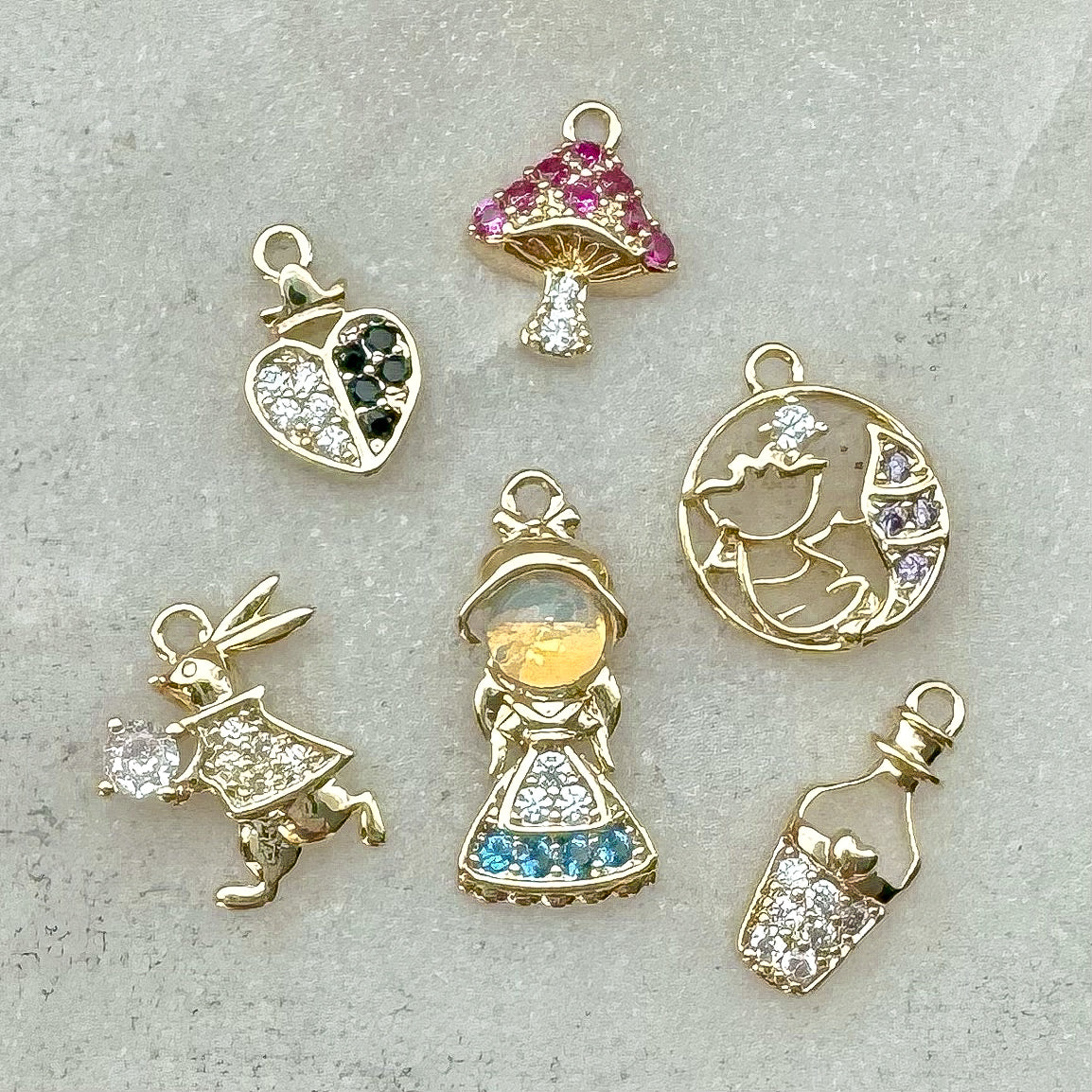 ALICE IN WONDERLAND CHARM SET