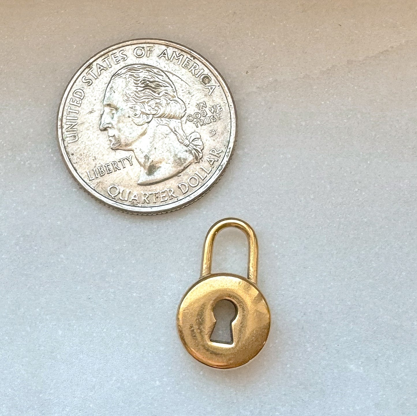 CIRCLE LOCK CHARM