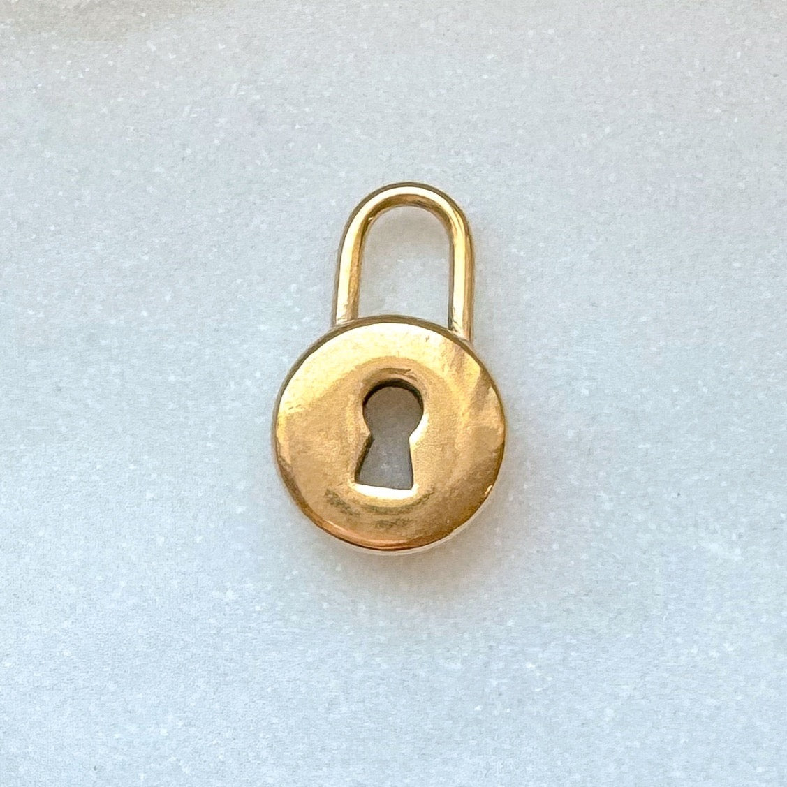 CIRCLE LOCK CHARM